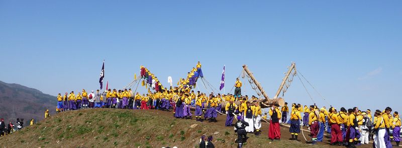 諏訪大社で行われる「御柱祭